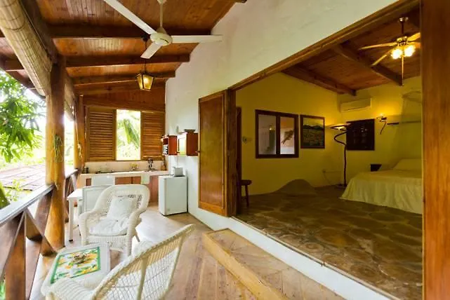 Вилла Cote Sud - Unique Villa & Bungalows Intendance Road Такамака
